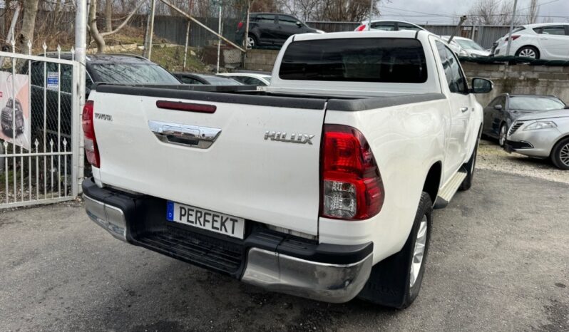 
								Toyota Hilux 2.4D full									