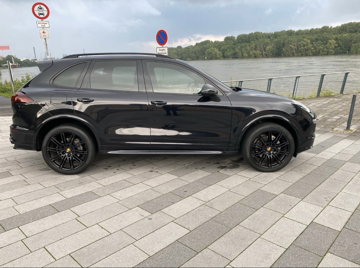 Porsche Cayenne Platinum Edition GTS Paket