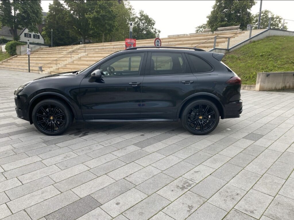 Porsche Cayenne Platinum Edition GTS Paket