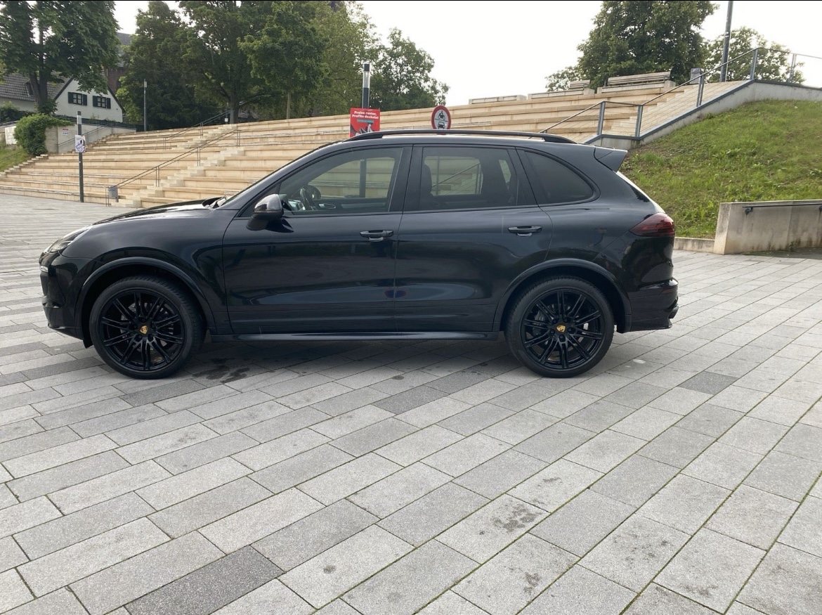 Porsche Cayenne Platinum Edition GTS Paket
