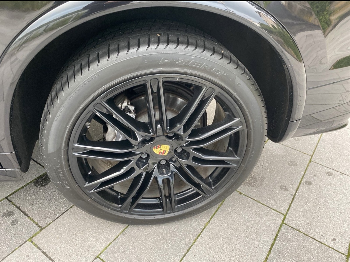 Porsche Cayenne Platinum Edition GTS Paket